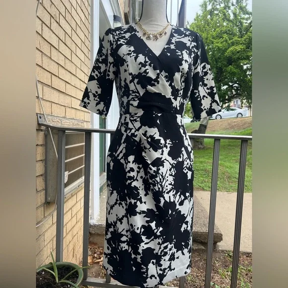 Saks Fifth Avenue Black and White Sheath Dress V-Neck 3/4 Sleeve